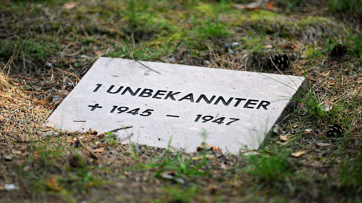 Grabplatte auf der deutschen Kriegsgräberstätte in Halbe/Brandenburg