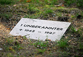 Grabplatte auf der deutschen Kriegsgräberstätte in Halbe/Brandenburg (c) Volksbund Deutsche Kriegsgräberfürsorge e. V., Uwe Zucchi