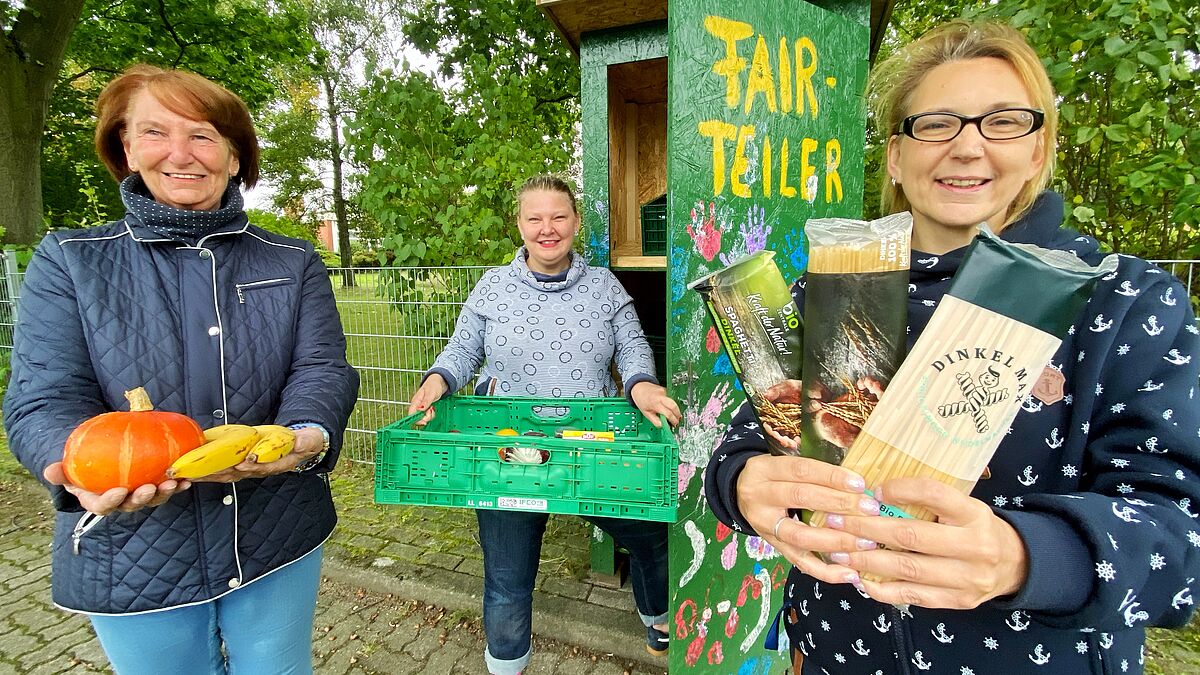 Professionelle Foodsaver: Silke Schukowski (l.) und Ramona Röper (r.)
kümmern sich mit Pastorin Anne Mareike Müller in der Bugenhagen-Gemeinde in Lübeck-
Buntekuh um den Fairteiler.