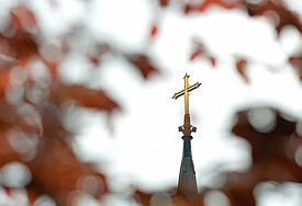 Kreuz auf dem Kirchturm der Klosterkirche in Loccum.