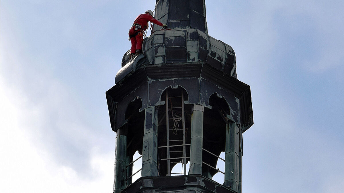 Ist der Lack ab? Industriekletterer Falko Weise-Schmidt inspiziert das Kupferdach des Turms