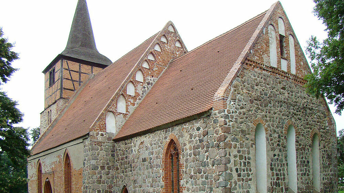 Die Dorfkirche in Sietow: Nun wieder mit Dreiklang.
