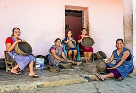 Mit Mikrokrediten durch den Oikocredit-Partner UNICREICH in Guatemala können Frauen Keramik produzieren und auf dem lokalen Markt verkaufen. Die Kreditnehmerinnen sind in einer Kooperative organisiert und unterstützen sich gegenseitig.