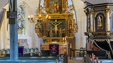 Die St. Clemens-Kirche Büsum: Die alte Fischerkirche stammt aus dem 15. Jahrhundert. Ihr Namensgeber ist der Heilige Clemens, Schutzpatron der Seefahrer, Fischer und Küstenbewohner.