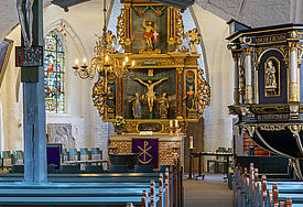 Die St. Clemens-Kirche Büsum: Die alte Fischerkirche stammt aus dem 15. Jahrhundert. Ihr Namensgeber ist der Heilige Clemens, Schutzpatron der Seefahrer, Fischer und Küstenbewohner.