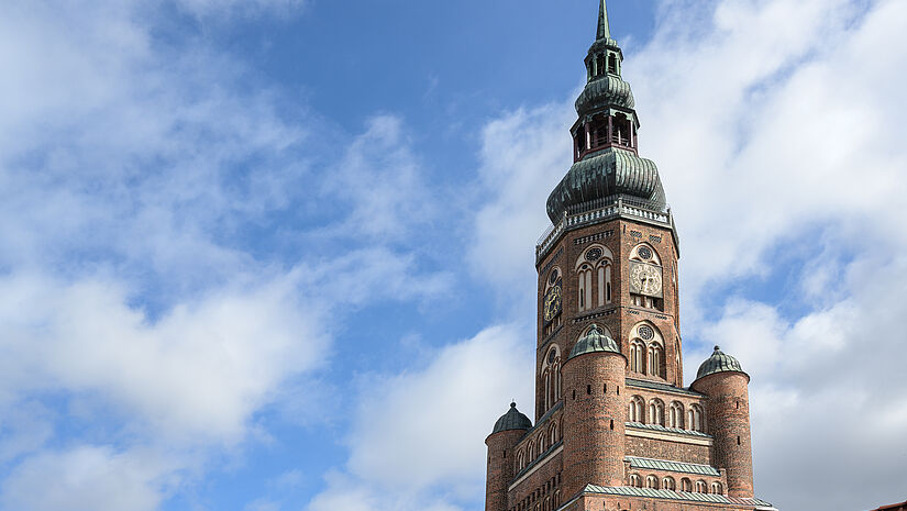 Der Turm des Greífswalder Doms St. Nikolai.