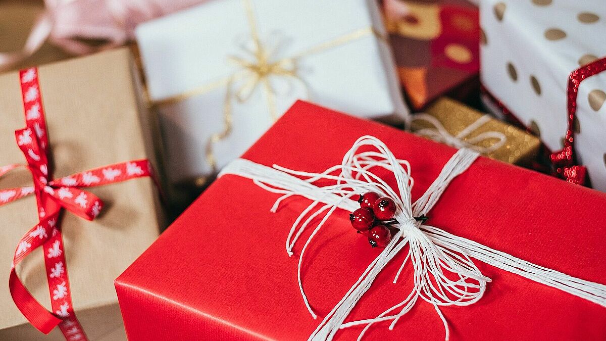 Die Aktion "Weihnachten für alle" richtet sich an bedürftige und einsame Menschen in Hamburg. Die Diakonie ruft Bürger dazu auf, sich zu beteiligen und kleine Geschenke für Menschen in Not zu packen.