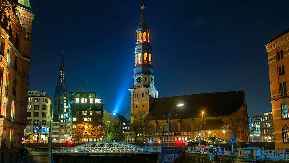 Die Hauptkirche Katharinen in Hamburg machte zum 1. Advent den Auftakt bei der Aktion #hoffnungsleuchten der Nordkirche: Bis zum 6. Januar 2021 erstrahlt ihr Kirchturm in warmem, rot-goldenem Licht