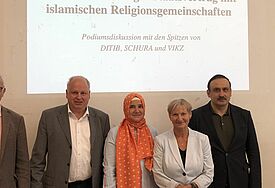 Podiumsdiskussion anlässlich 10 Jahre Staatsvertrag der Stadt Hamburg mit islamischen Religionsgemeinschaften. V l n r: Tahsin Cem (Ditib), Staatsrat Jan Pörksen, Özlem Naz (Schura), Bischöfin Kirsten Fehrs, Yilmaz Cevik (VIKZ). 