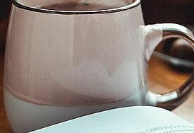 Buch und Kaffee