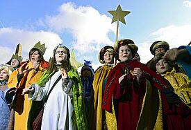 Als Sternsinger verkleidete Kinder (epd-Archiv).