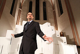Kirche als Thema im Theater bei einer Aufführung in der Bremer Kulturkirche St. Stephani.