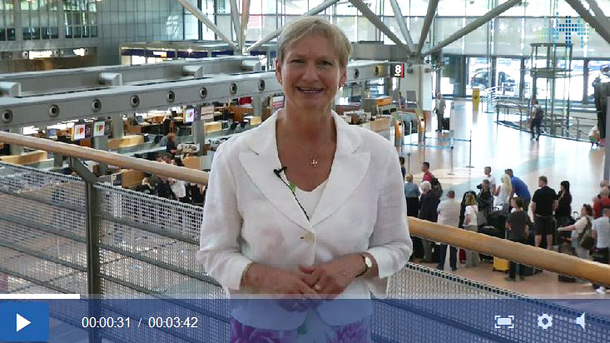 Vom Hamburger Flughafen wünscht Bischöfin Fehrs in ihrem Videoblog schöne Urlaubstage