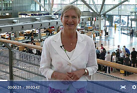 Vom Hamburger Flughafen wünscht Bischöfin Fehrs in ihrem Videoblog schöne Urlaubstage