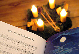 "Stille Nacht" ist ein echter Klassiker und ein Exportschlager fuer österreich: Auf der ganzen Welt bekannt und das beliebteste Weihnachtslied der Deutschen
