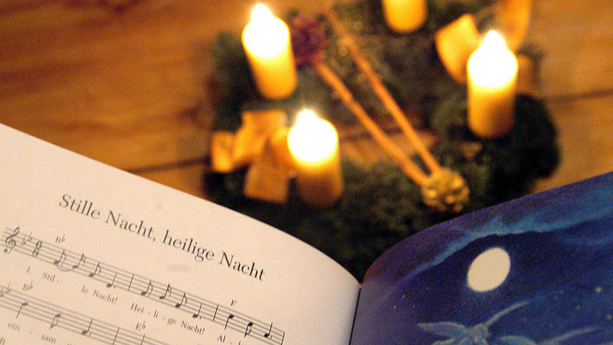 "Stille Nacht" ist ein echter Klassiker und ein Exportschlager fuer österreich: Auf der ganzen Welt bekannt und das beliebteste Weihnachtslied der Deutschen. In zwei Jahren jaehrt sich die musikalische Komposition des bekannten Weihnachtslieds "Stille Nacht" zum 200. Mal. Doch bereits in diesem Jahr begannen die Feierlichkeiten. Seit 20 Jahren schon ist bekannt, dass der Liedtext zu "Stille Nacht" schon 1816, also zwei Jahre vor der Melodie, gedichtet wurde. Verfasser war der oesterreichische Priester und Dichter Joseph Mohr aus Mariapfarr, einem kleinen Dorf in der Region Lungau, rund 90 Kilometer von Salzburg entfernt. (Siehe epd-Feature vom 08.12.2016)