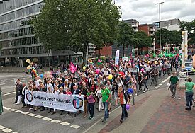 Bei der Demo von "Hamburg zeigt Haltung" ziehen mehrere tausend Teilnehmer friedlich durch die Straßen.