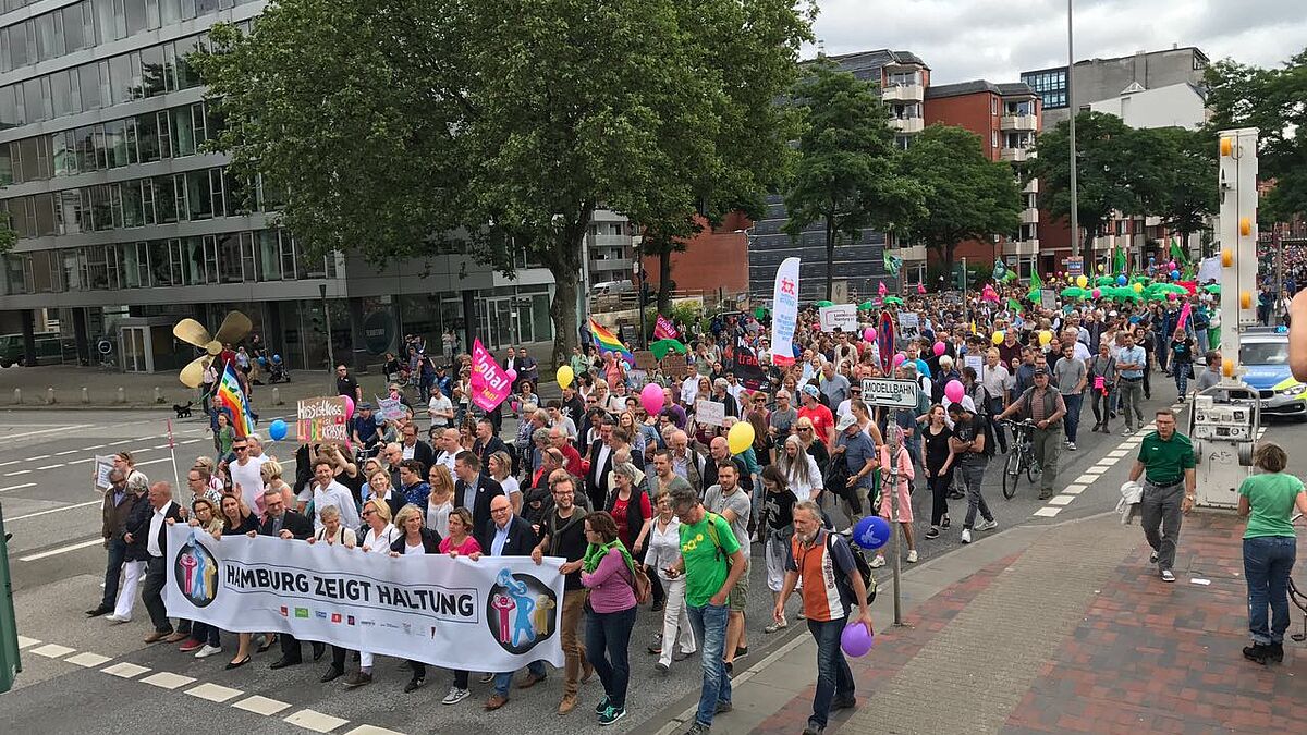 Bei der Demo von "Hamburg zeigt Haltung" ziehen mehrere tausend Teilnehmer friedlich durch die Straßen.