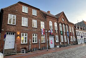 Die roten Backsteinfassaden der ehemaligen Talmud-Tora-Schule und der früheren Synagoge 