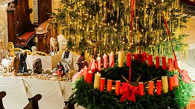 Krippe mit Adventskranz