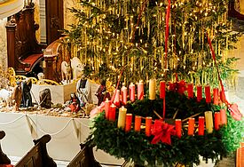 Krippe mit Adventskranz