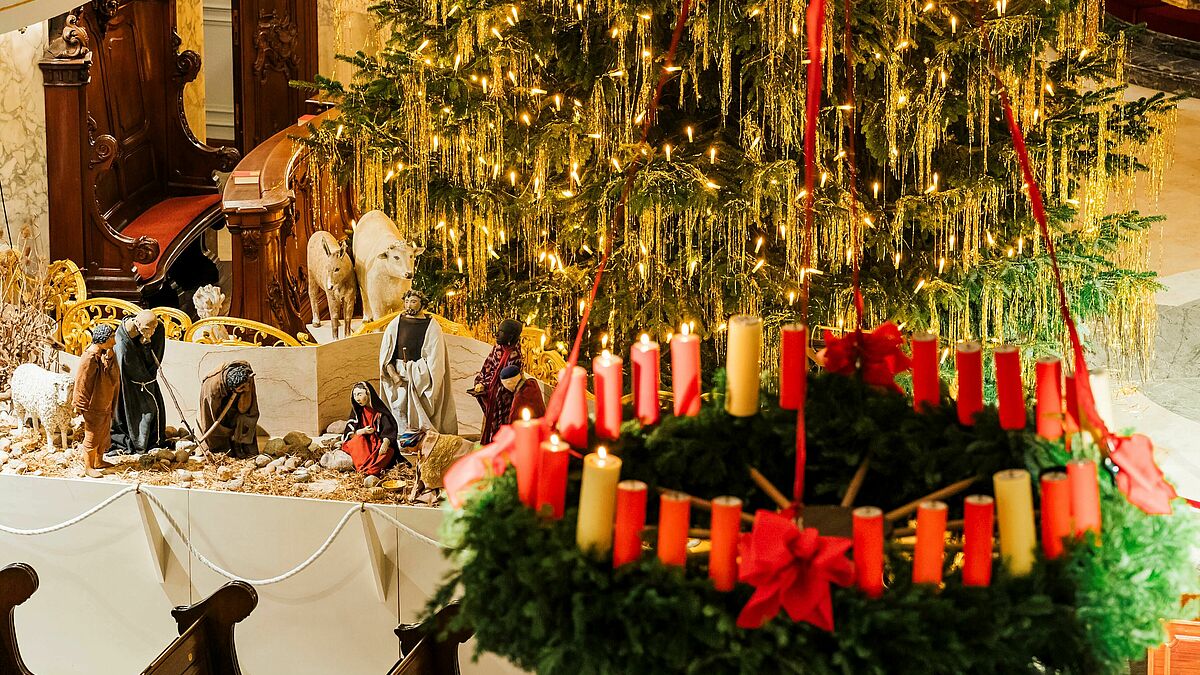 Der Michel ist festlich geschmückt, dazu erklingen die Klänge des Weihnachtsoratoriums: Erleben kann man dies bei den Krippenandachten.