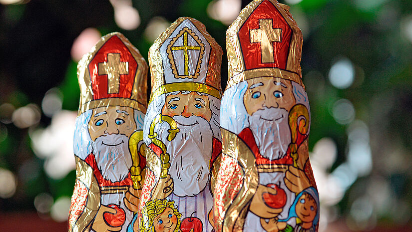 Weihnachtsmann oder Nikolaus? Die beliebten Schokoladenfiguren sind gut voneinander zu unterscheiden. Denn nur der Nikolaus trägt traditionsgemäß eine Mitra, die Bischofsmütze mit Kreuz, auf dem Kopf. 