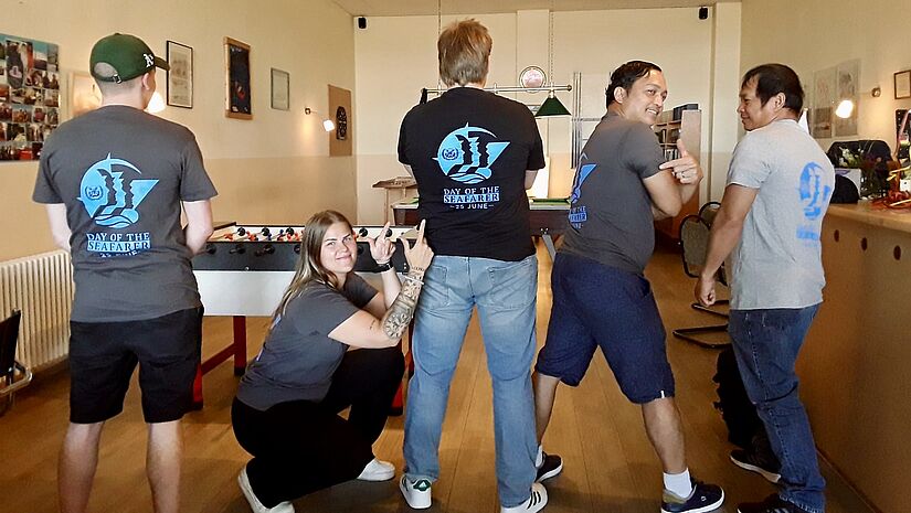 Seeleute tragen T-Shirts zum Internationalen Tag der Seeleute in der Seemannsmission Rostock