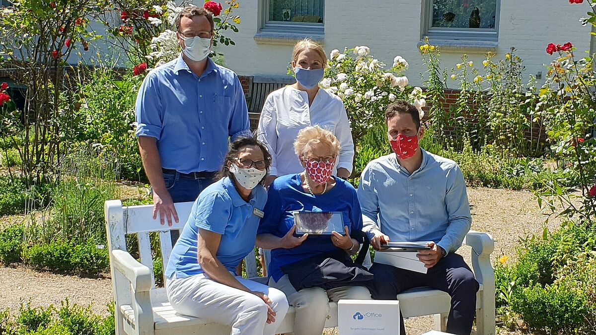 Veit Schröder (r.) von der vOffice GmbH übergab in Bordesholm 200 Tablets für diakonische Pflegeeinrichtungen. 
