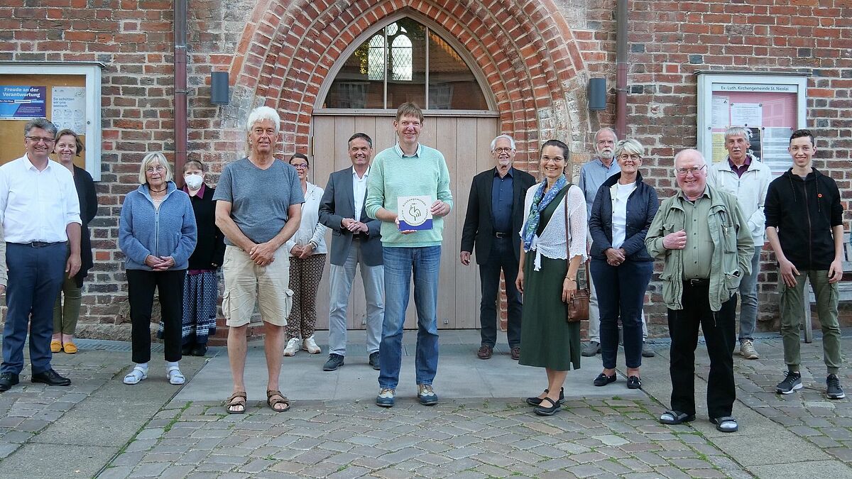Die Kirchengemeinde St. Nicolai in Eckernförde hat als erste Kirchengemeinde der Nordkirche das Umweltzertifikat "Grüner Hahn" erlangt. 