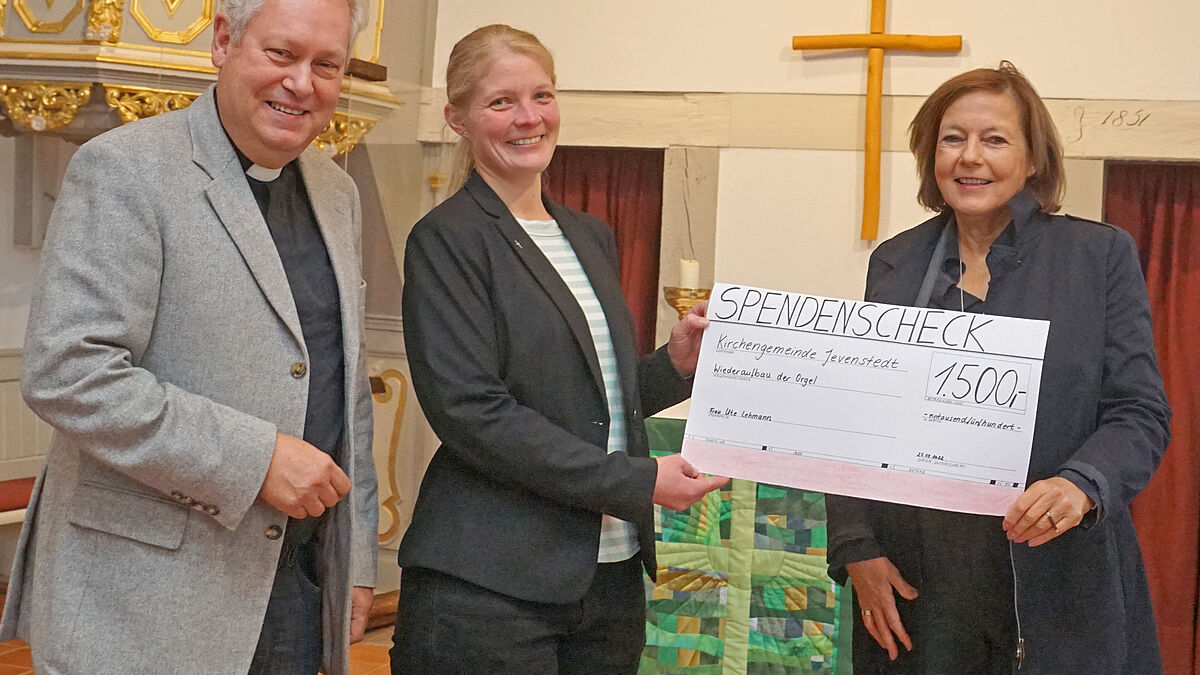 Über 20.000 Euro sind durch Spenden für die Orgel zusammengekommen. „Das zeigt, wie wichtig den Menschen die Orgel ist“, sagt Pastorin Sandra Reimer. Volker Thiedemann, Sandra Reimer und Ute Lehmann (von links) in der Jevenstedter St.-Georg-Kirche.