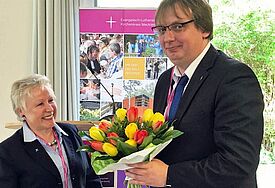 Vizepräses Annemarie Düvel gratuliert dem neu gewählten Propst Marcus Antonioli.