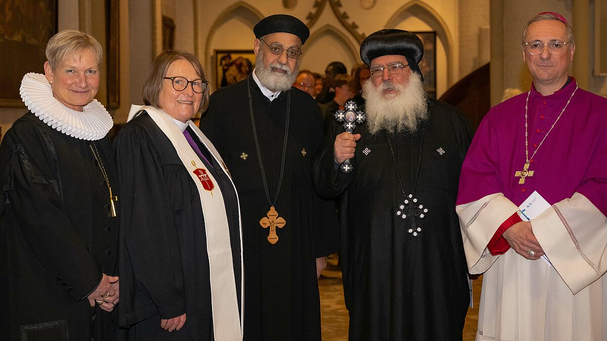 Nach zwei Jahren corona-bedingter Pause konnte am 3. Februar 2023 wieder die traditionelle ökumenische St.-Ansgar-Vesper in der Hamburger Hauptkirche St. Petri gefeiert werden. (Im Bild von links: Bischöfin Kirsten Fehrs, Bischöfin i. R. Rosemarie Wenner, Pater Athanasius Basta Bades der Koptisch-Orthodoxen Kirche in Deutschland, der koptische Bischof Anba Damian und Erzbischof Stefan Heße).  