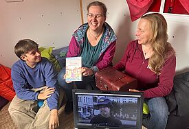 Haben das Escape-Room-Abenteuer vorbereitet: Moritz Moll, Juliane Jacobsen und Hanna Wichmann (v.r.n.l.)
