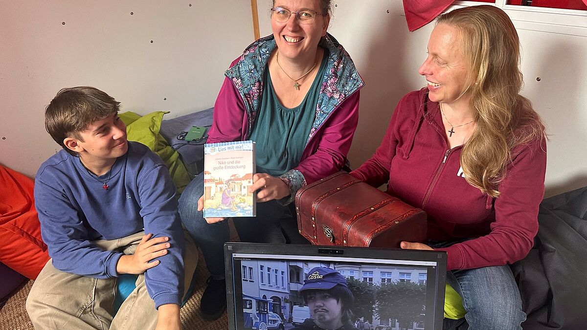 Haben das Escape-Room-Abenteuer vorbereitet: Moritz Moll, Juliane Jacobsen und Hanna Wichmann (v.r.n.l.)