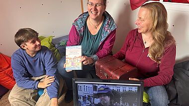 Haben das Escape-Room-Abenteuer vorbereitet: Moritz Moll, Juliane Jacobsen und Hanna Wichmann (v.r.n.l.)