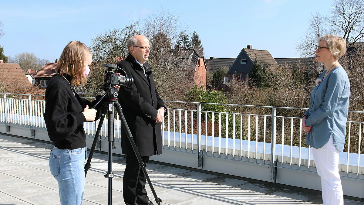 Bischof Magaard bei Dreharbeiten mit Melanie Sommer, Leiterin des Hospizes Petri Haus in Schleswig