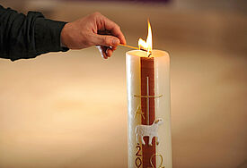 Osterkerze und auch das Osterfeuer symbolisieren das neue Leben.
