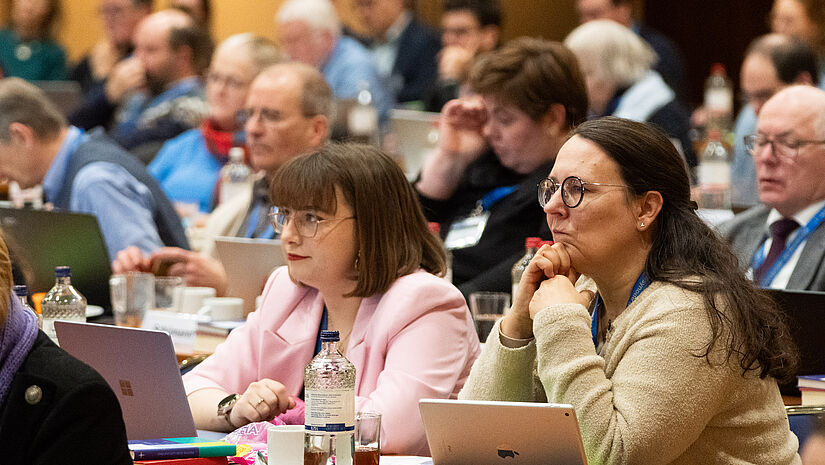 Plenum hört beim Klimaschutzbericht zu Plenum hört beim Klimaschutzbericht zu