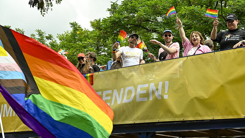 Regenbogenfahne vor Kirchentruck CSD 2025 Regenbogenfahne vor Kirchentruck CSD 2025