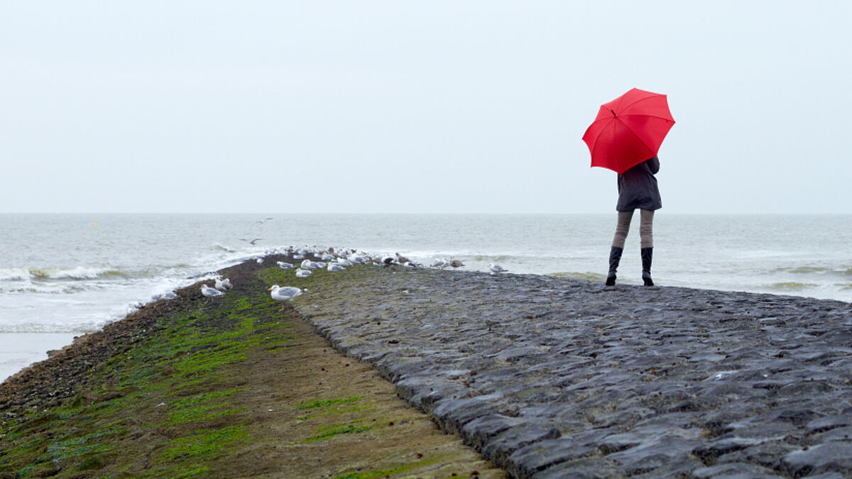 Ein Regentag an der Küste.