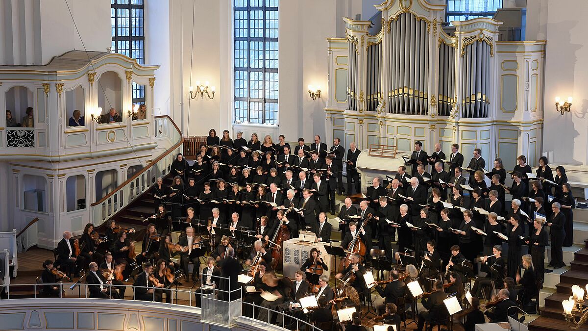 Chor und Orchester in der St. Michaelis-Kirche.