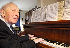Walter Wieben (99) ist Deutschlands ältester Organist. Wieben ist seit 82 Jahren an der Kirchenorgel aktiv. Am 6. April 2014 feiert er seinen 100. Geburtstag.