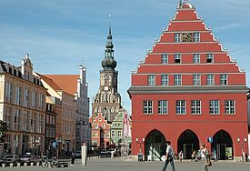 Ein Schmuckstück: Markplatz und Dom in Greifswald © Harald/Wikimedia cc 3.0