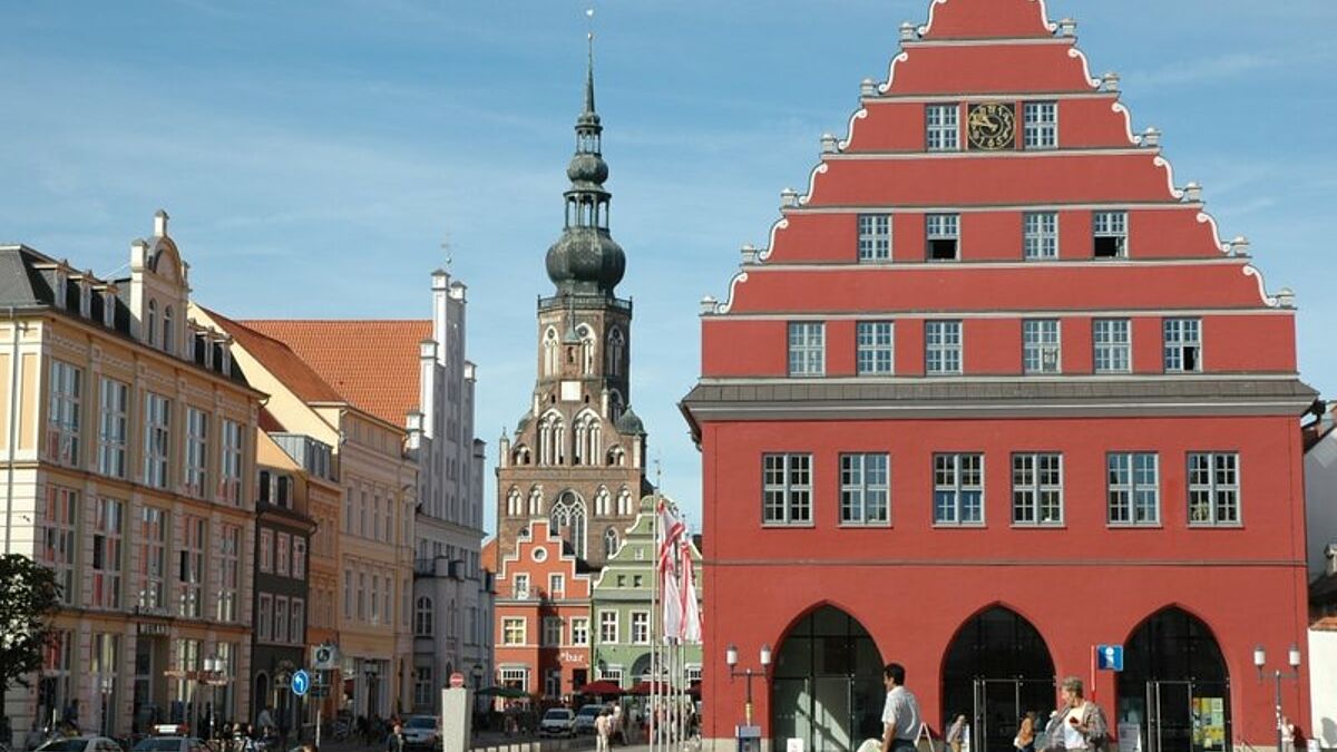 Harald909 - http://de.wikipedia.org/wiki/Greifswald-marktplatz-dom.jpg
