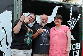 Ja-Wort auf dem Metal-Festival (v.l.): Sigrid Rieger und Arnd Warnsholdt werden auf der Bühne von Pastorin Petra Schneider getraut