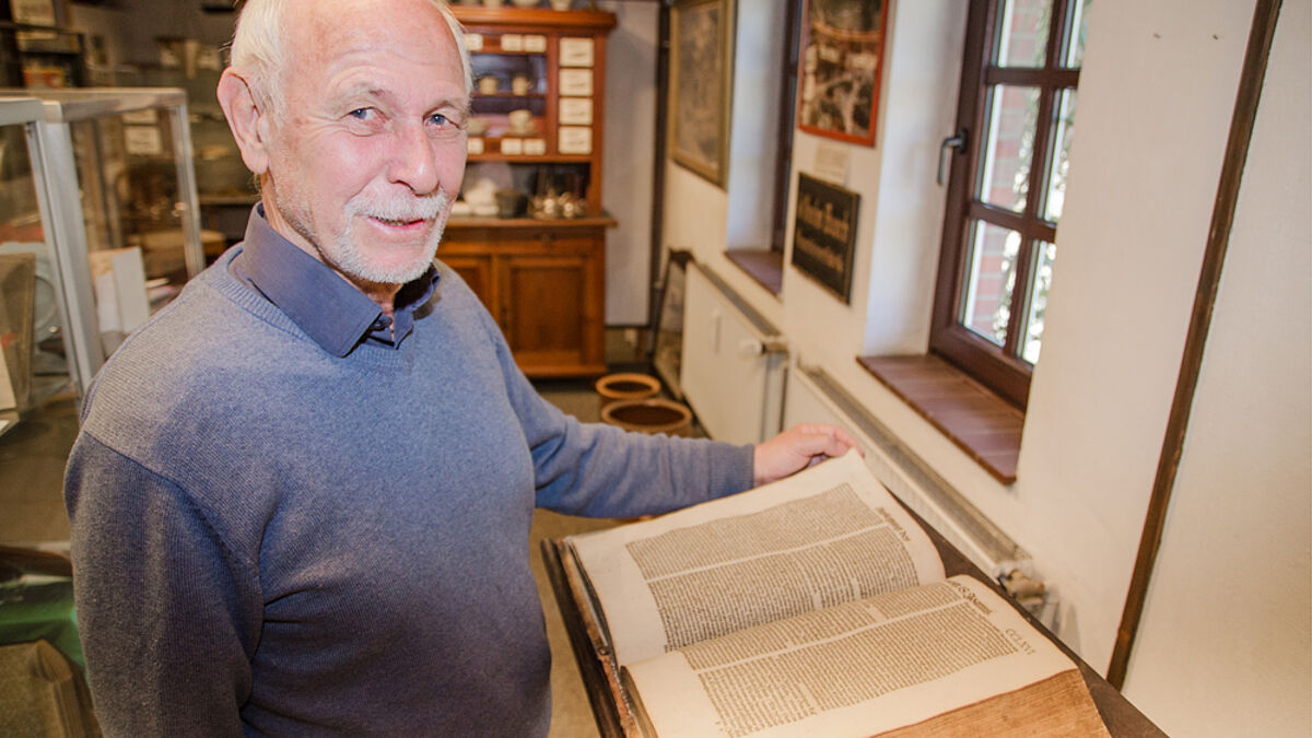 Wolfgang Knaack vom Stormarnschen Dorfmuseum präsentiert die seltene Erasmus-Bibel