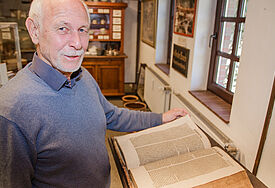 Wolfgang Knaack vom Stormarnschen Dorfmuseum präsentiert die seltene Erasmus-Bibel
