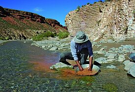 Ein Goldwäscher der EcoAndina Foundation beim Goldwaschen in Argentinien. Die Mitglieder der Stiftung EcoAndina teilen das gemeinsame Interesse, an einer ökologisch nachhaltigen Entwicklung in einer Region teilzunehmen.