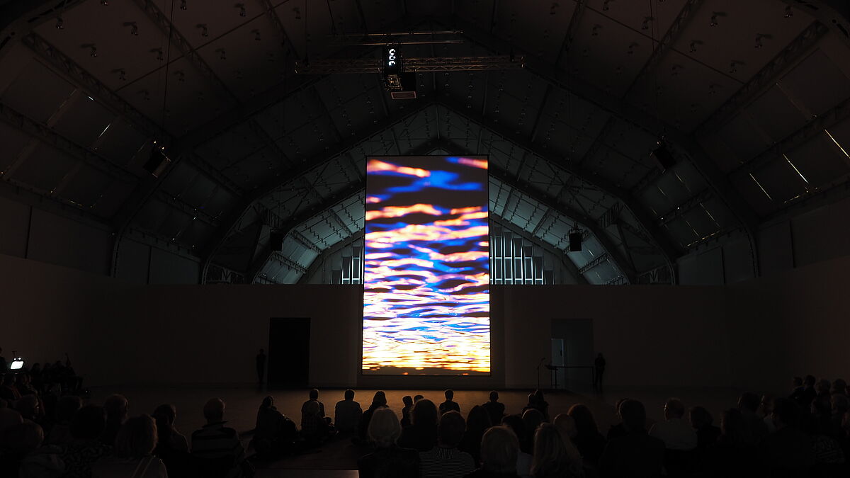 Der Gottesdienst vor besonderer Kulisse: Eine Installation von Bill Viola in den Deichtorhallen.